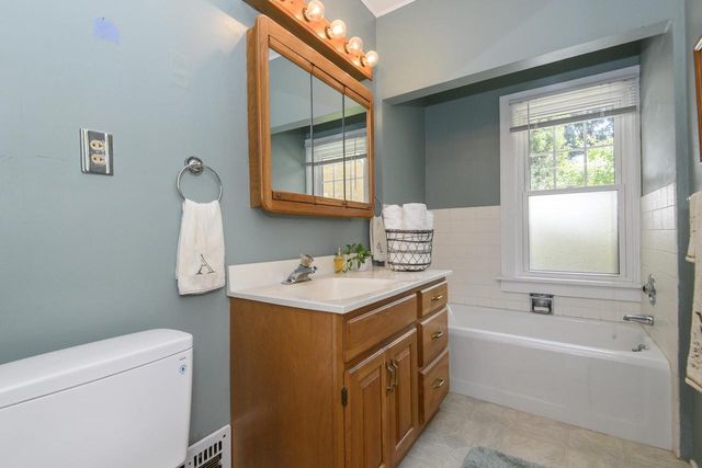 121 N Hartwell AVENUE, Waukesha, WI 53186