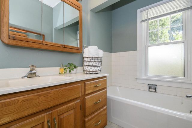 121 N Hartwell AVENUE, Waukesha, WI 53186