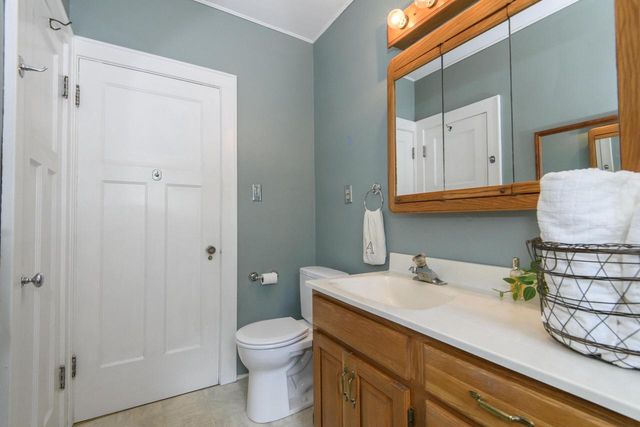 121 N Hartwell AVENUE, Waukesha, WI 53186