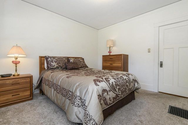 121 N Hartwell AVENUE, Waukesha, WI 53186