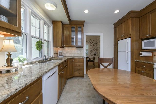 121 N Hartwell AVENUE, Waukesha, WI 53186