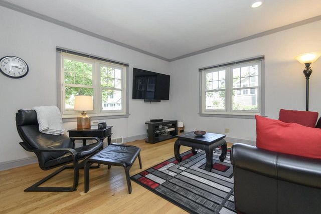 121 N Hartwell AVENUE, Waukesha, WI 53186
