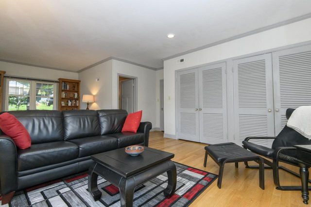 121 N Hartwell AVENUE, Waukesha, WI 53186