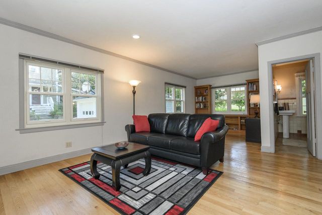 121 N Hartwell AVENUE, Waukesha, WI 53186