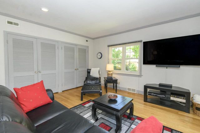 121 N Hartwell AVENUE, Waukesha, WI 53186
