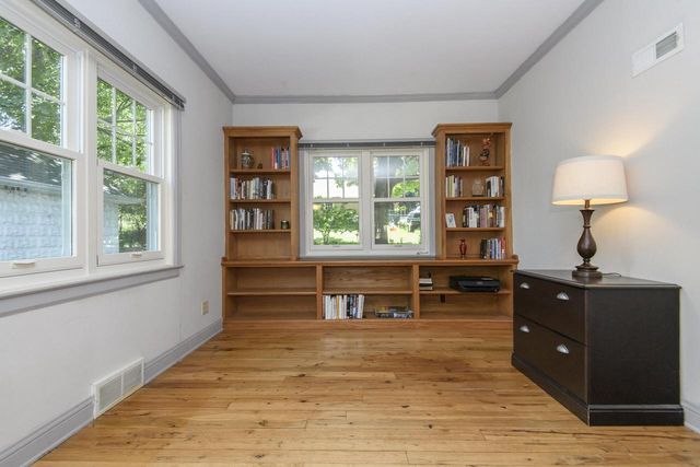 121 N Hartwell AVENUE, Waukesha, WI 53186