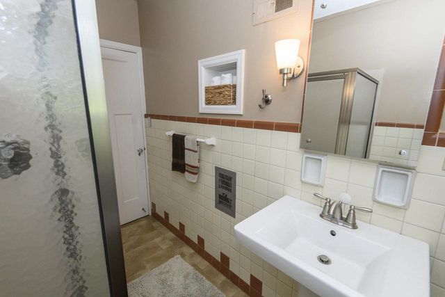 121 N Hartwell AVENUE, Waukesha, WI 53186