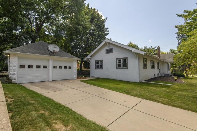 121 N Hartwell AVENUE, Waukesha, WI 53186