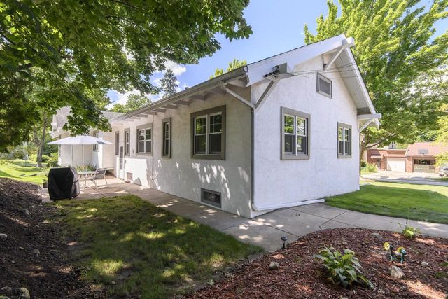 121 N Hartwell AVENUE, Waukesha, WI 53186