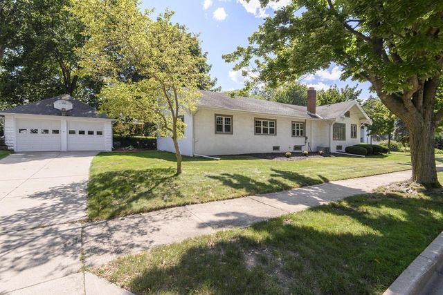 121 N Hartwell AVENUE, Waukesha, WI 53186
