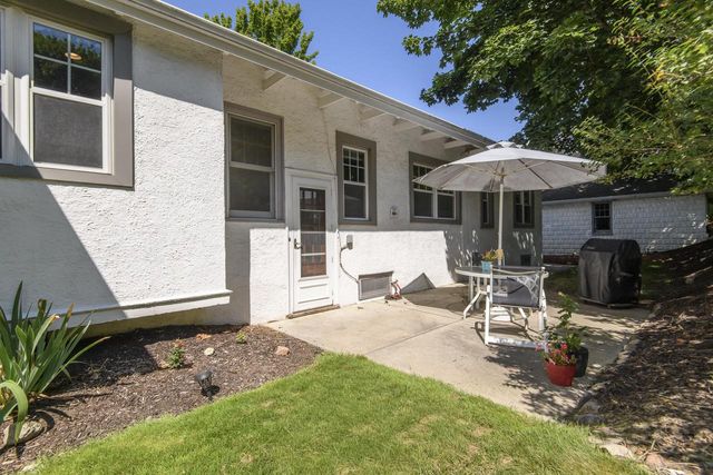 121 N Hartwell AVENUE, Waukesha, WI 53186