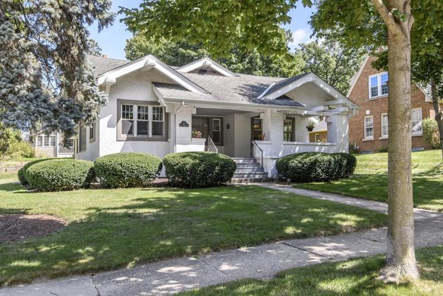 121 N Hartwell AVENUE, Waukesha, WI 53186