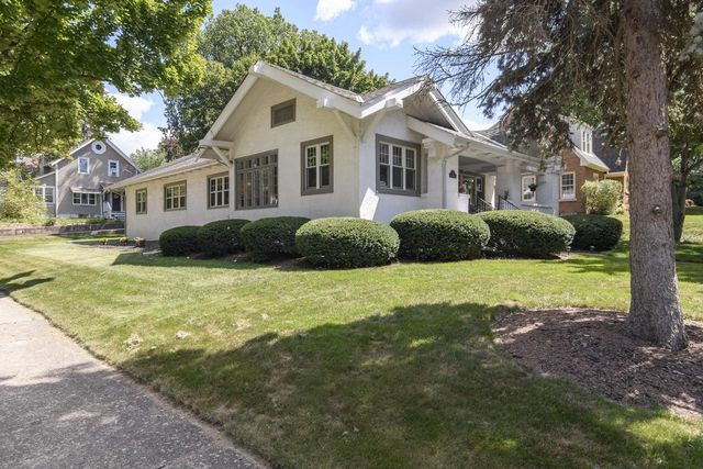 121 N Hartwell AVENUE, Waukesha, WI 53186