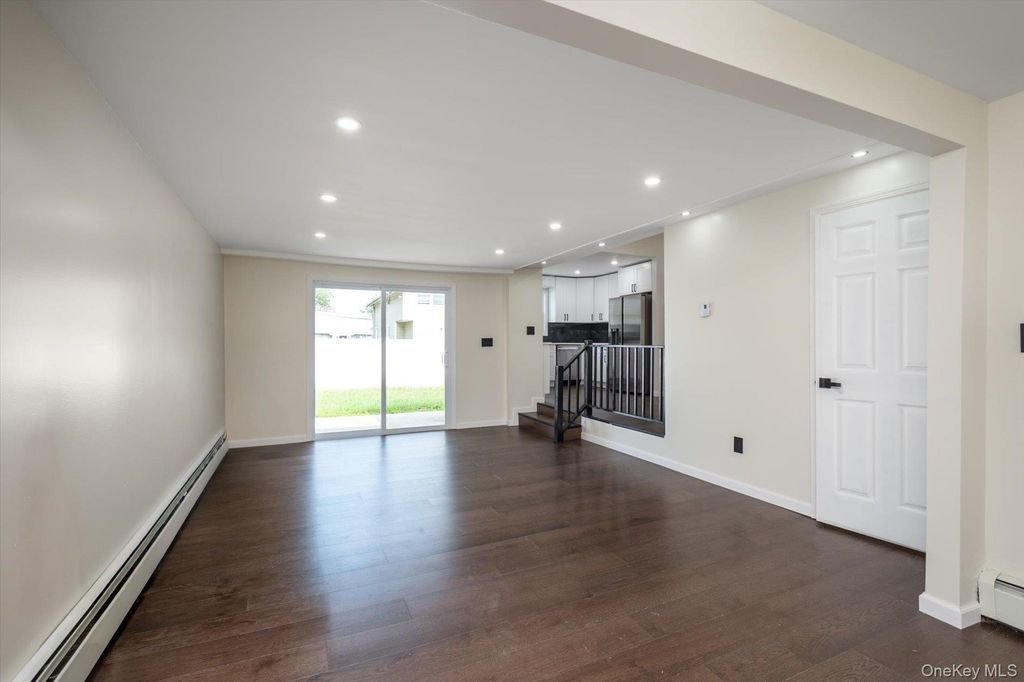 91 30th Street, Copiague, NY 11726 — photo 4