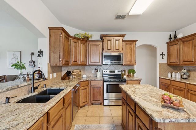 6806 Bear Lane, Greenville, TX 75402