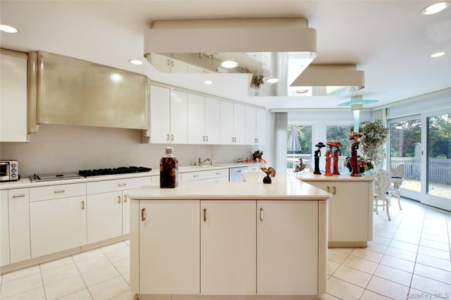 7 Pin Oak Court, Old Brookville, NY 11545