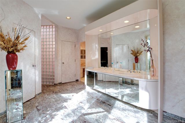 7 Pin Oak Court, Old Brookville, NY 11545