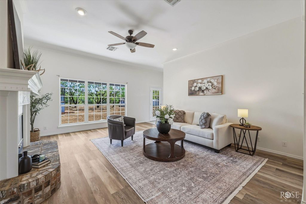 Image 11 of property listing at 11561 Twin Lakes Lane, San Angelo, TX 76904