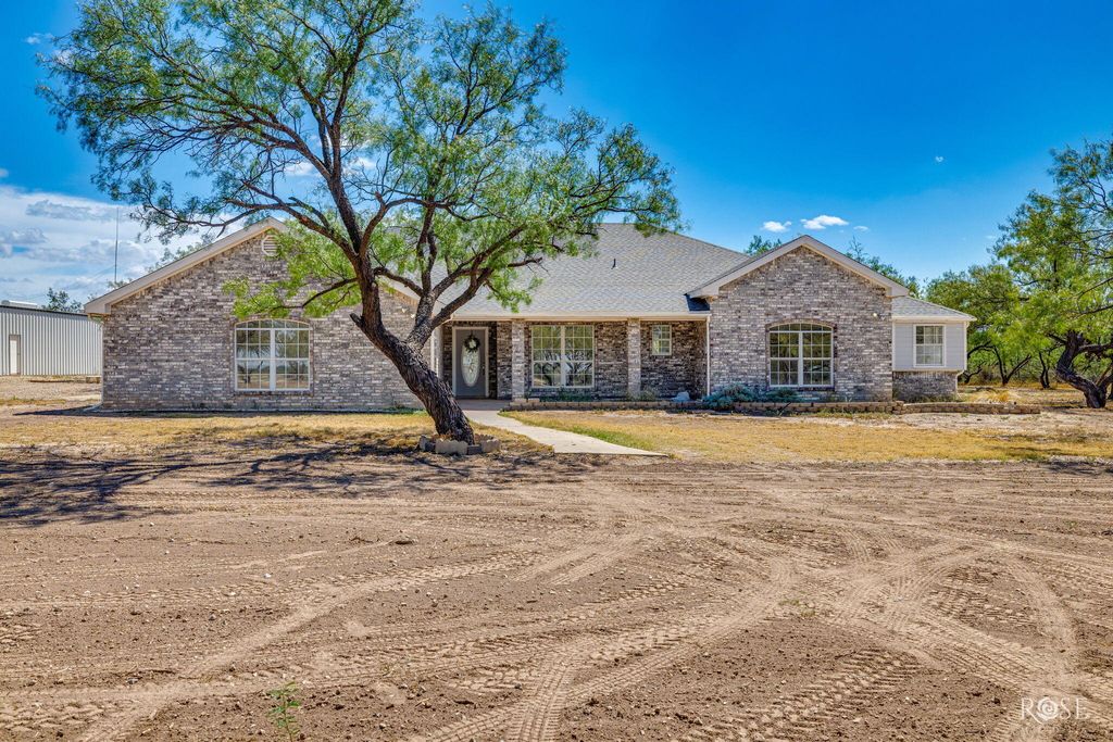 Image 3 of property listing at 11561 Twin Lakes Lane, San Angelo, TX 76904