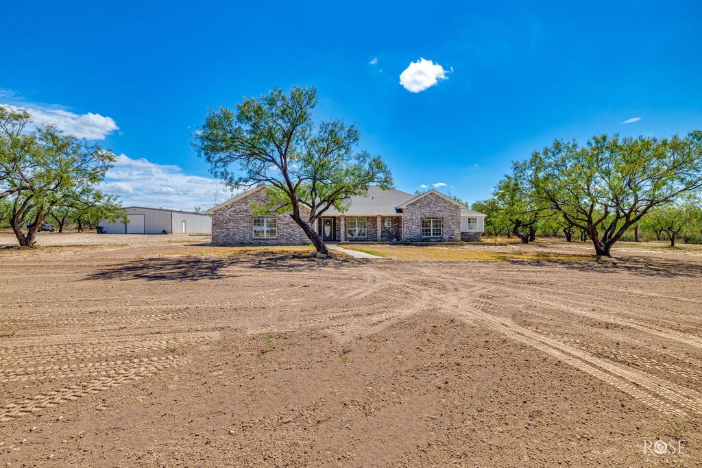 Image 4 of property listing at 11561 Twin Lakes Lane, San Angelo, TX 76904