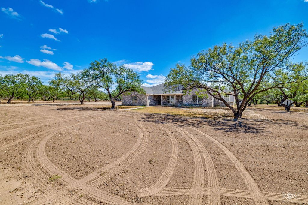 Image 5 of property listing at 11561 Twin Lakes Lane, San Angelo, TX 76904