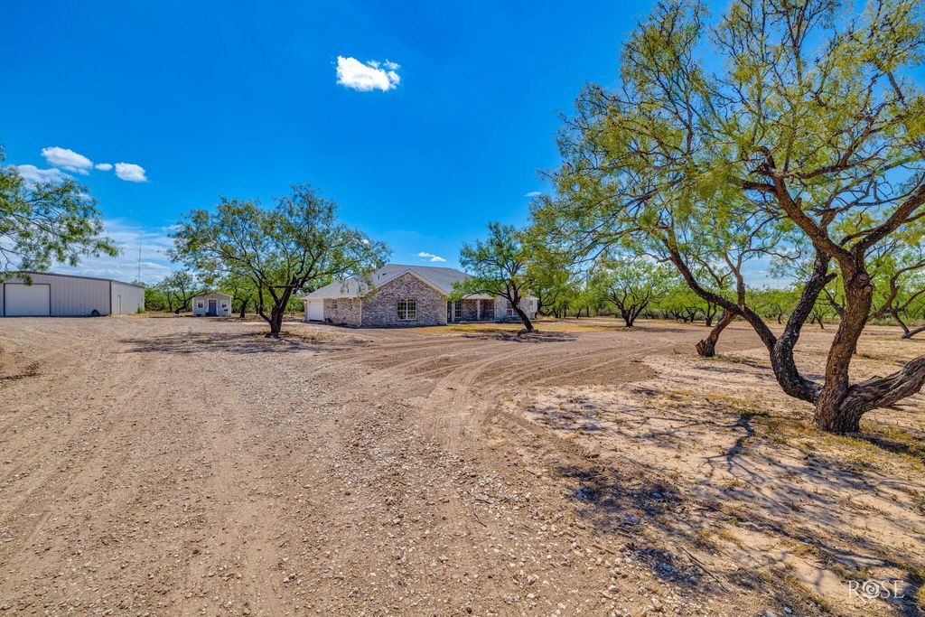 Image 6 of property listing at 11561 Twin Lakes Lane, San Angelo, TX 76904