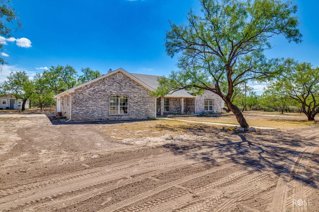 Image 7 of property listing at 11561 Twin Lakes Lane, San Angelo, TX 76904