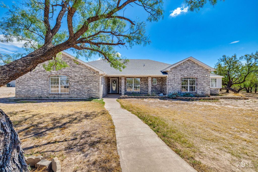 Image 8 of property listing at 11561 Twin Lakes Lane, San Angelo, TX 76904