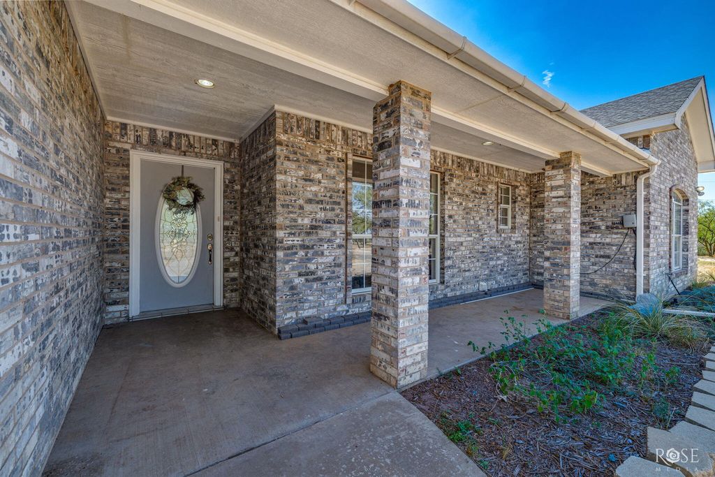 Image 9 of property listing at 11561 Twin Lakes Lane, San Angelo, TX 76904