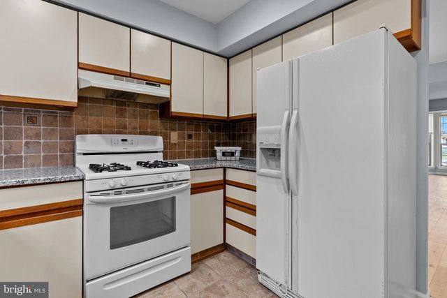64 LAUREL CIR, Newtown, PA 18940
