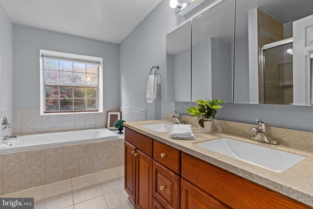 64 LAUREL CIR, Newtown, PA 18940