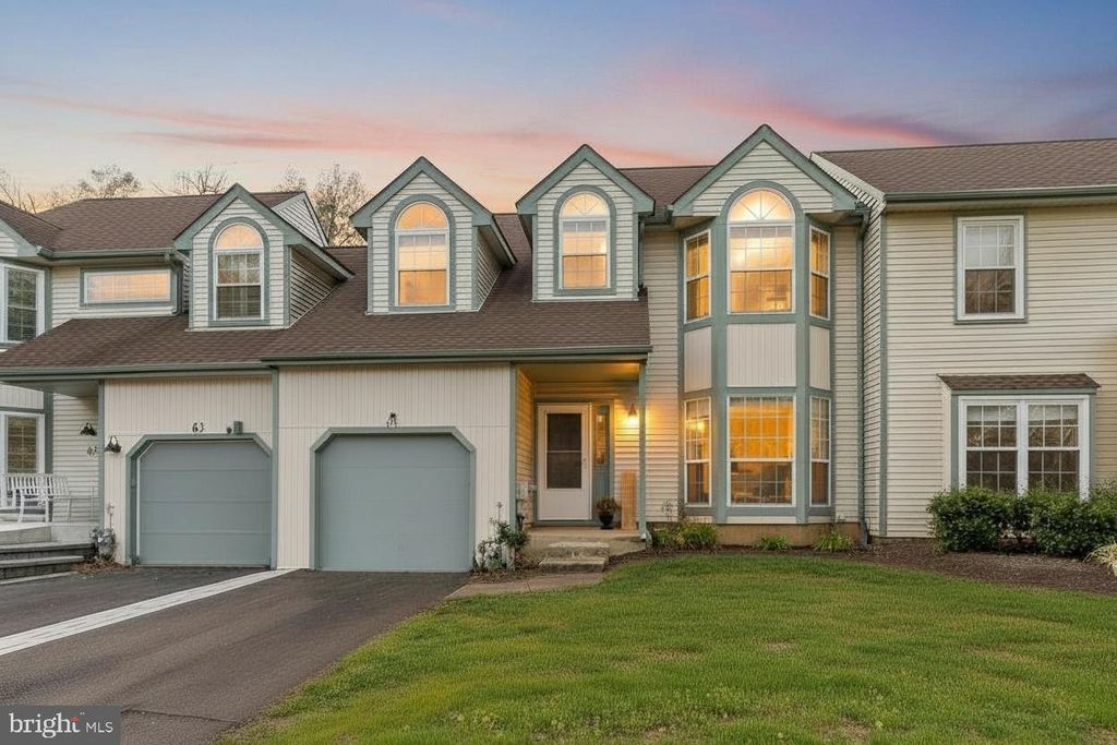 64 LAUREL CIR, Newtown, PA 18940
