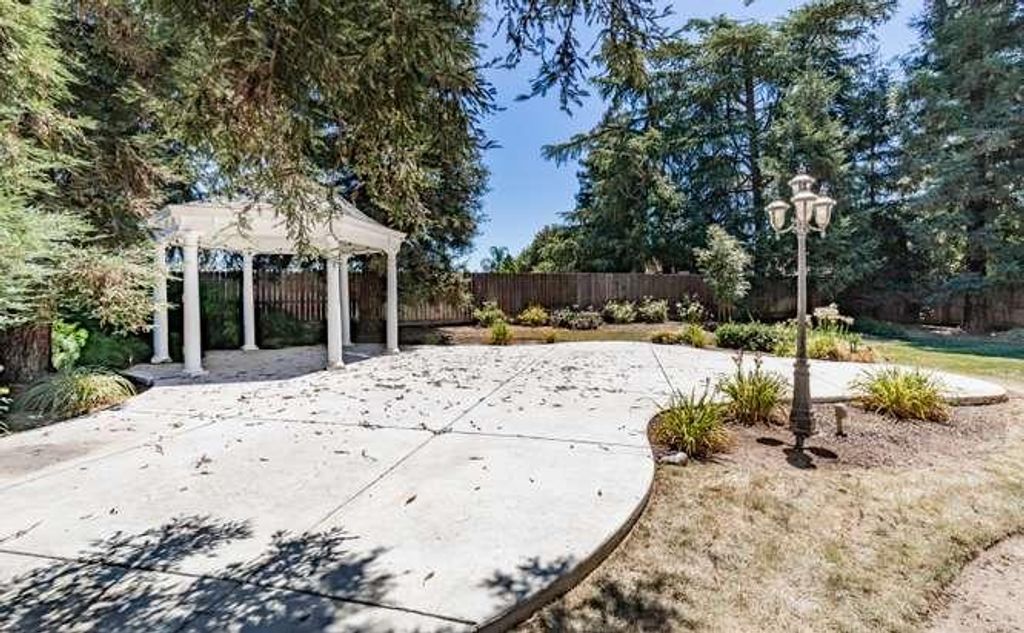 Image 40 of property listing at 175 N Burgan Avenue, Clovis, CA 93611