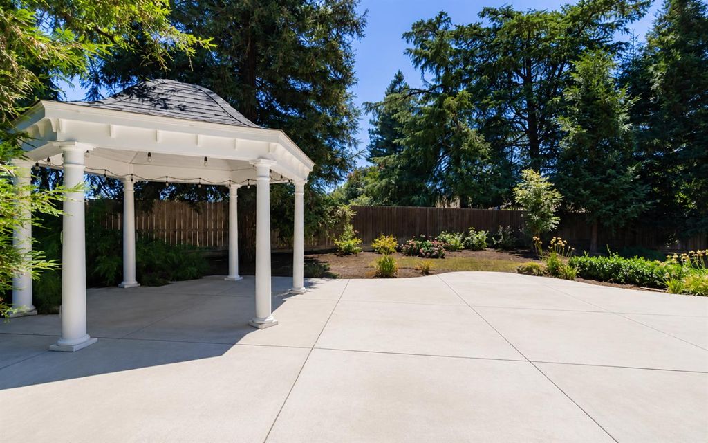 Image 42 of property listing at 175 N Burgan Avenue, Clovis, CA 93611