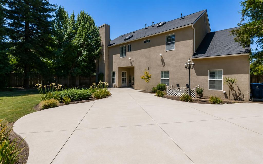 Image 44 of property listing at 175 N Burgan Avenue, Clovis, CA 93611