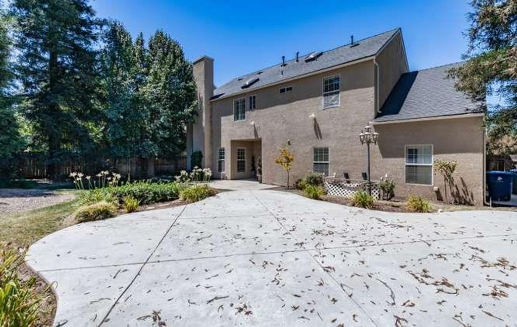 Image 45 of property listing at 175 N Burgan Avenue, Clovis, CA 93611