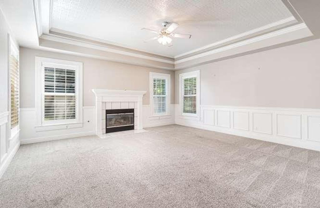 Image 8 of property listing at 175 N Burgan Avenue, Clovis, CA 93611
