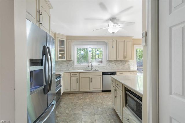 6931 Knoll Bay LN, Gloucester, VA 23061