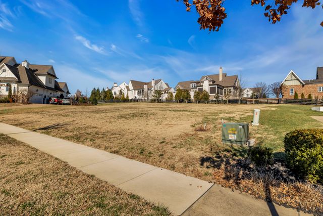 7211 Shagbark Ln, College Grove, TN 37046