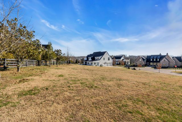 7211 Shagbark Ln, College Grove, TN 37046