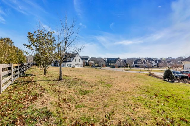 7211 Shagbark Ln, College Grove, TN 37046