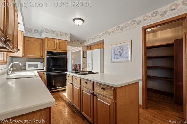 1941 Four Oaks, Commerce Charter Township, MI 48382