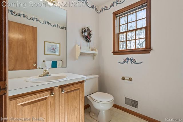 1941 Four Oaks, Commerce Charter Township, MI 48382