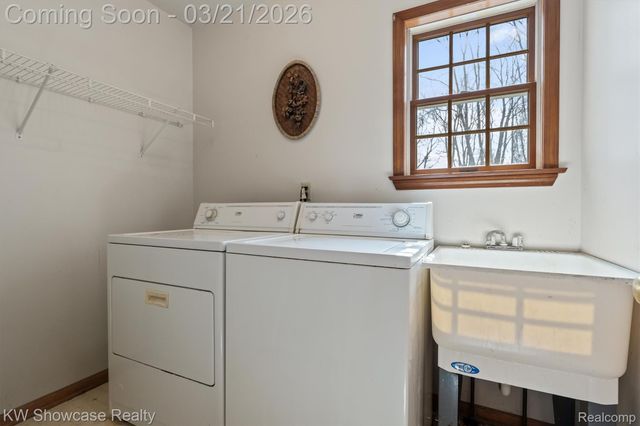 1941 Four Oaks, Commerce Charter Township, MI 48382