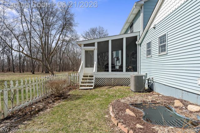 1941 Four Oaks, Commerce Charter Township, MI 48382