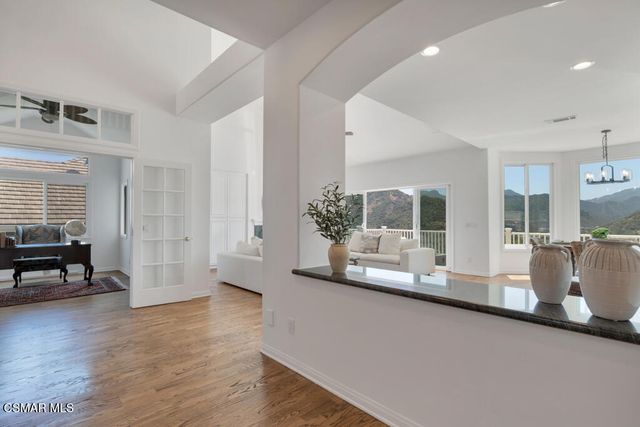 506 Cricketfield Court, Lake Sherwood, CA 91361