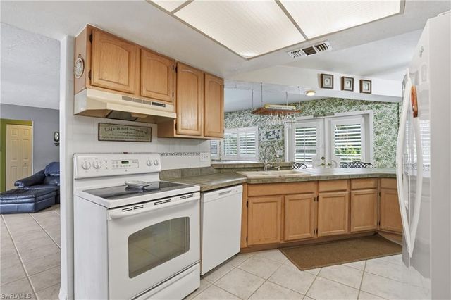 8948 Crest LN, Fort Myers, FL 33907