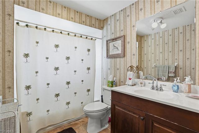 8948 Crest LN, Fort Myers, FL 33907