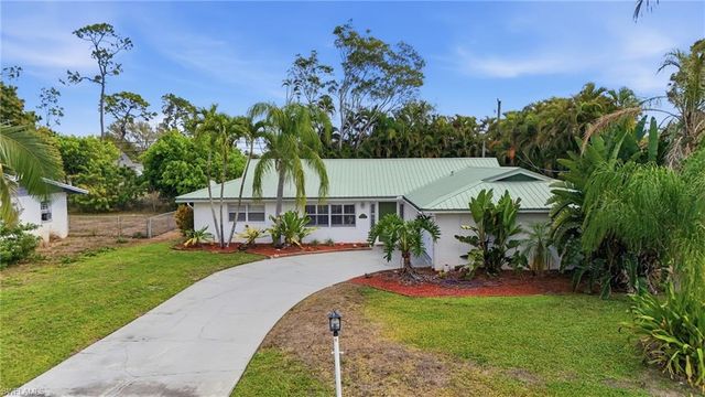 8948 Crest LN, Fort Myers, FL 33907