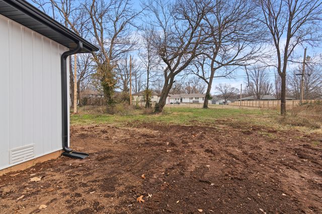 1110 S Hillcrest Avenue, Springfield, MO 65802